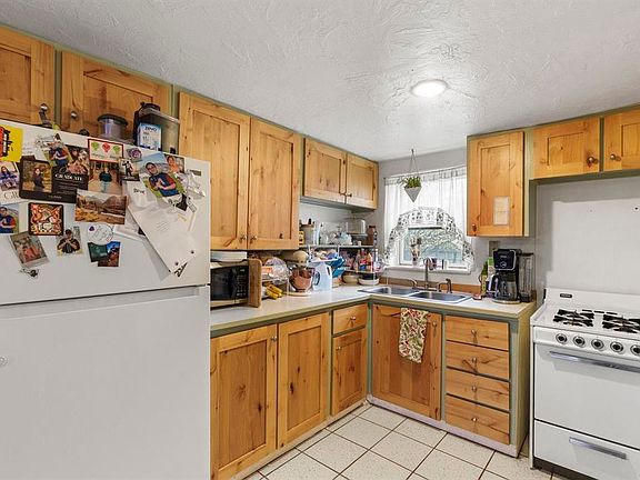 3rd image of 250 Burns Avenue