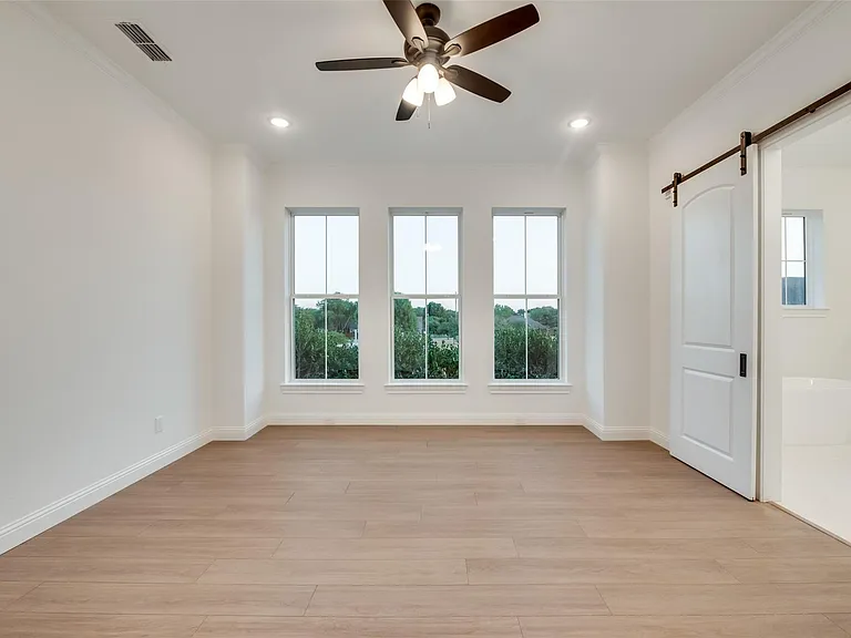1203 Chapel Dr — Photo 15