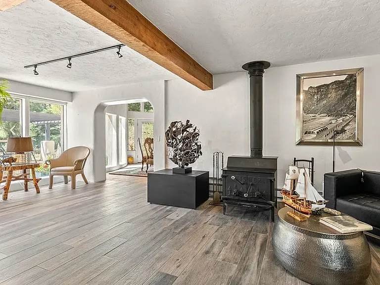 1053 Red Moon Rd — Photo 11