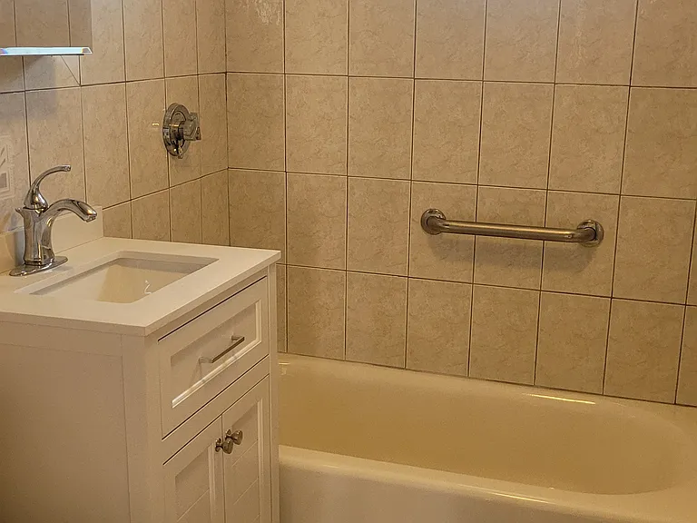 Adorable tiled bath
