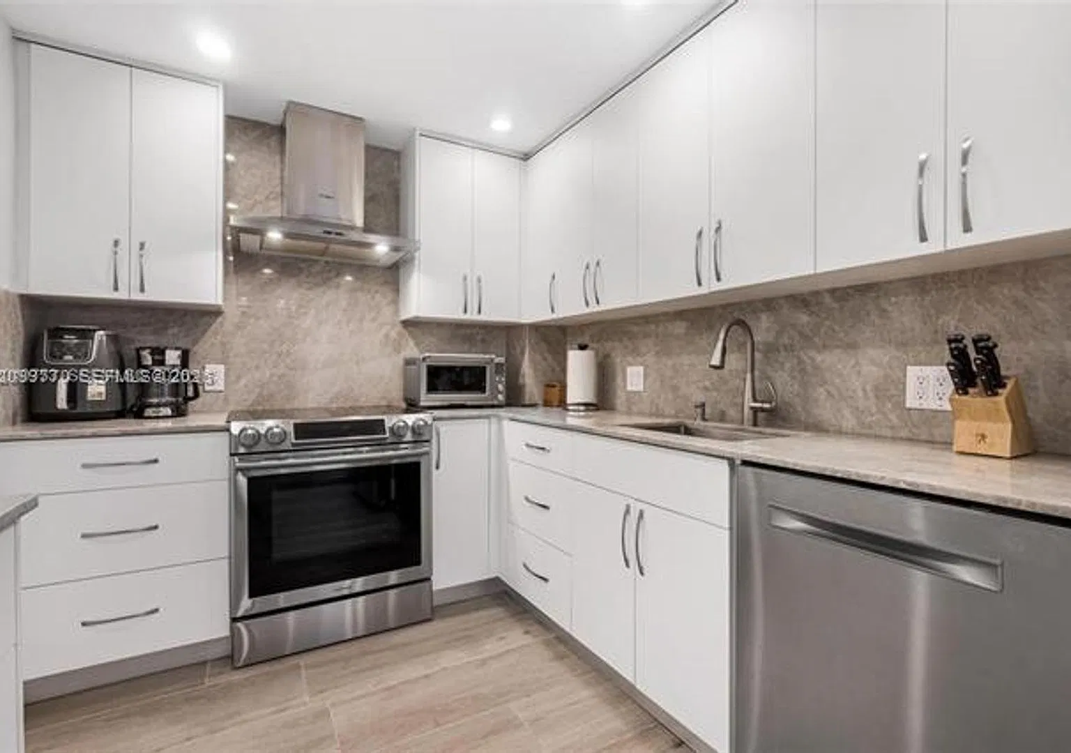90 Edgewater Dr cu-PH03, Coral Gables, FL 33133 — Photo 1
