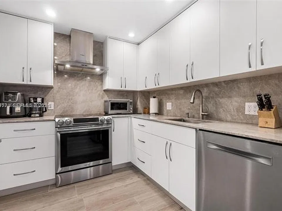 90 Edgewater Dr #Penthouse CU-03