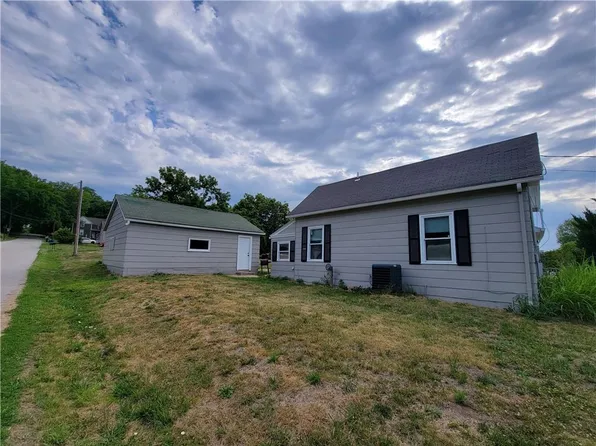 402 W Olive St, Richmond, MO 64085