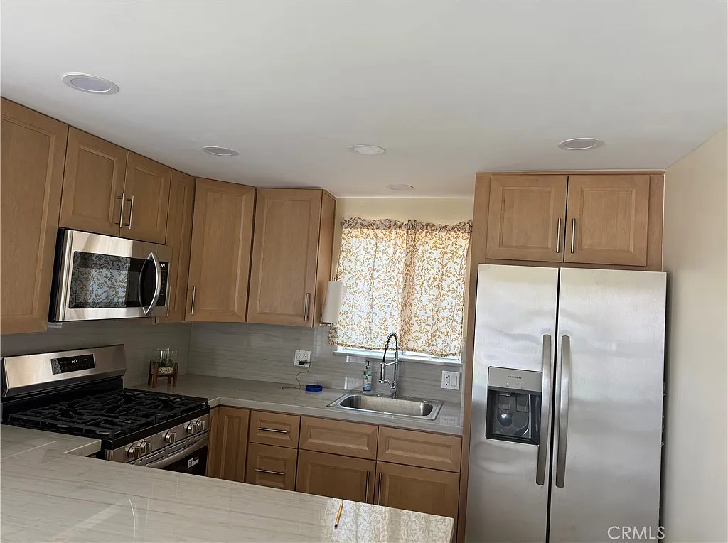 2 bed, 586 sqft, $3,000 — Photo 3