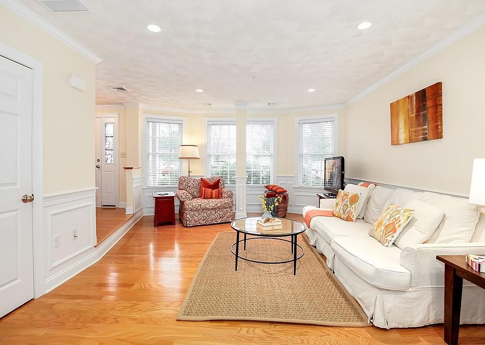 1st image of 215 Harvard St #6