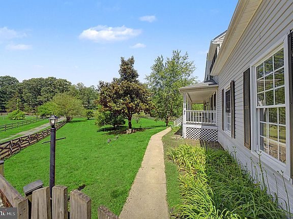 4th image of 32 Estate Row