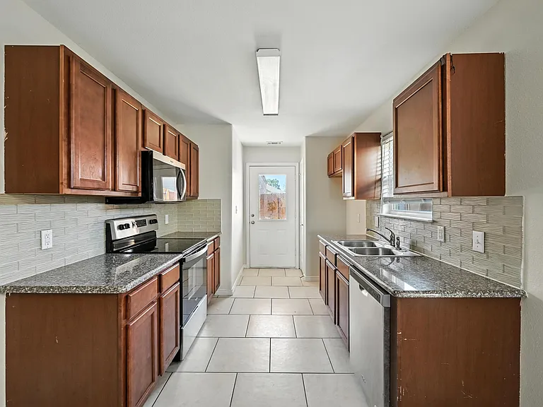 721 E College St — Photo 4