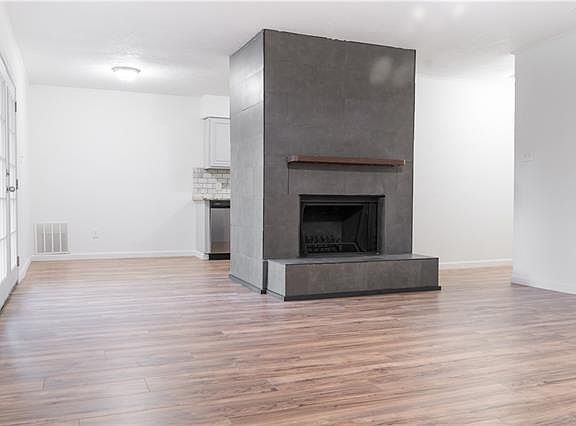 3rd image of 1703 Dorchester Dr
