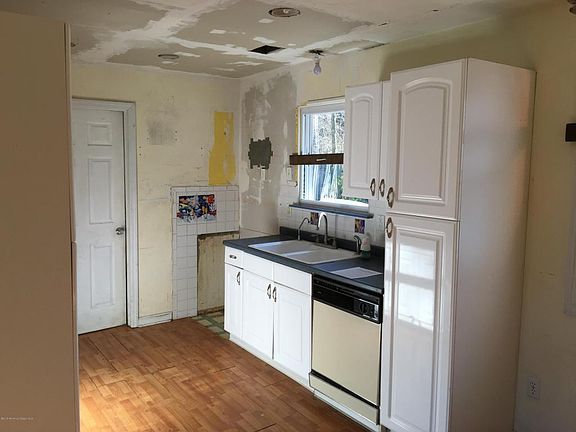 5th image of 1437 Delaware Ave