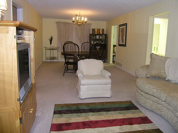 2nd image of 942 Guelbreth Ln APT 204