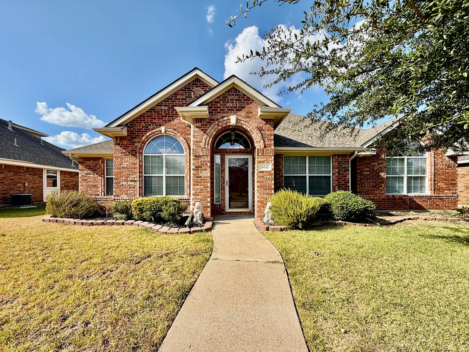 4 bed, 2159 sqft, $2,850 — Photo 2