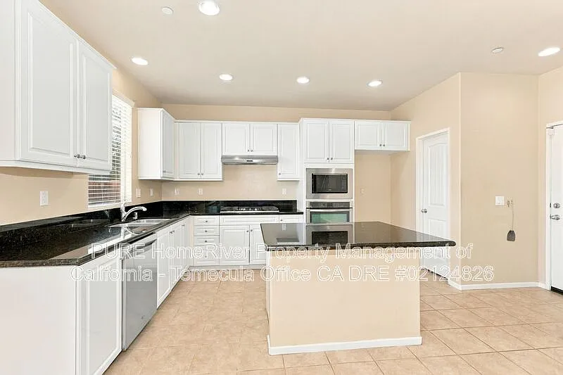 5 bed, 3.0 bath, 2222 sqft, $3,495 — Photo 2