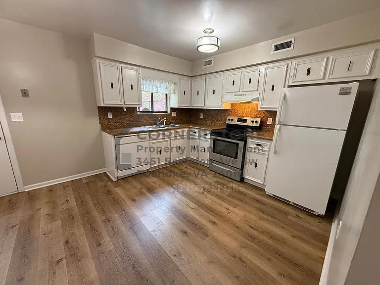 106 Lee Ave NE #6 — Photo 2