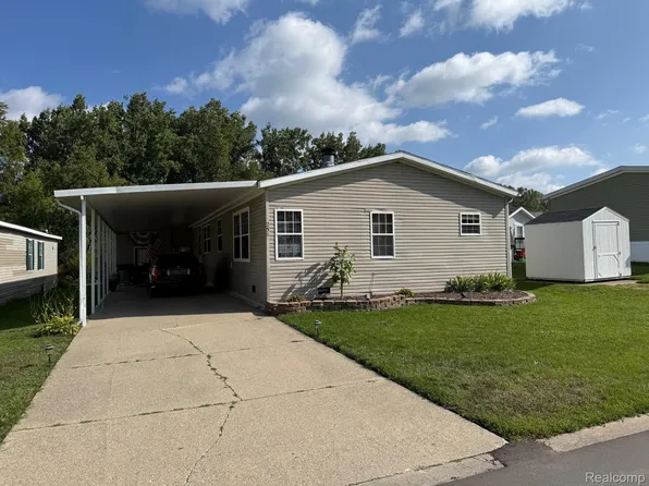 256 Fox Chase Blvd, Grand Blanc, MI 48439
