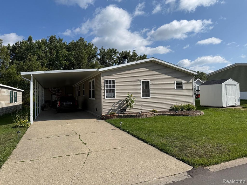 256 Fox Chase Blvd, Grand Blanc, MI