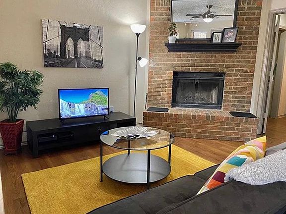 3rd image of 527 Essex Pl