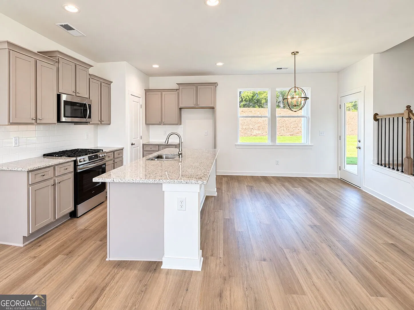 4 bed, 2.5 bath, 1900 sqft, $2,400 — Photo 3