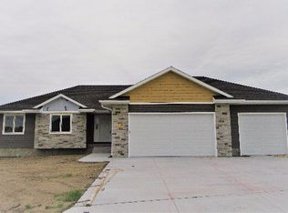 1904 Meadow Rd, Grand Island, NE 68803