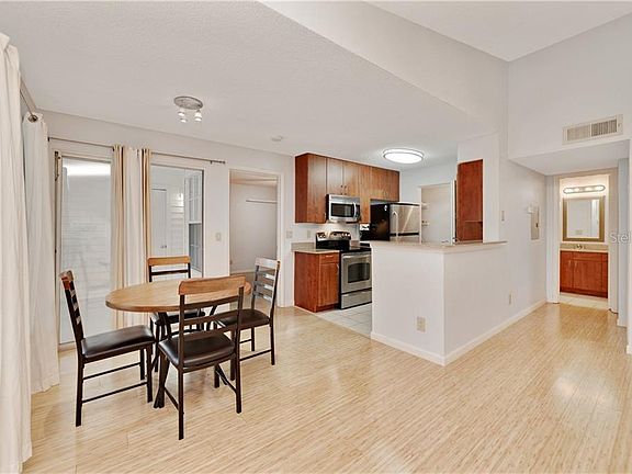 5th image of 11594 Westwood Blvd APT 1621