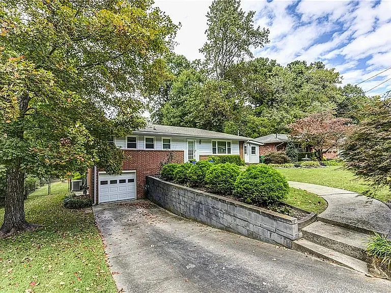 2340 Burch Cir — Photo 35