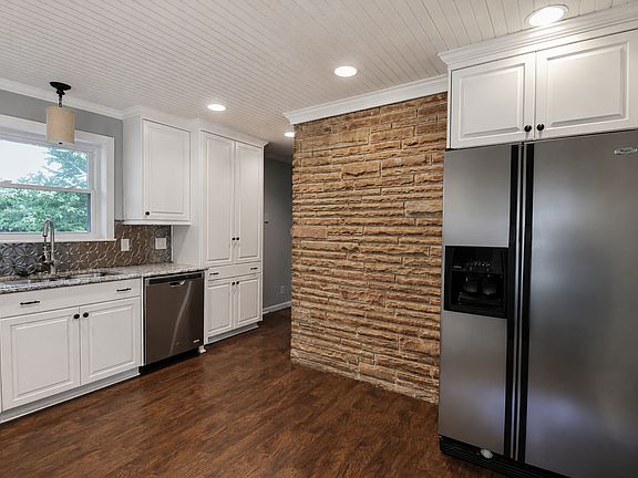 5th image of 1218 W White Oak Dr