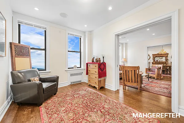Sold by R New York | media 7