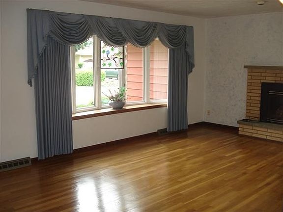 Beautiful bay window in front room