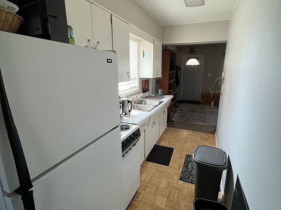 5th image of 218 N 8th Ave E