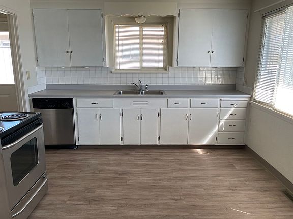 3rd image of 1021 W Lakeside Dr