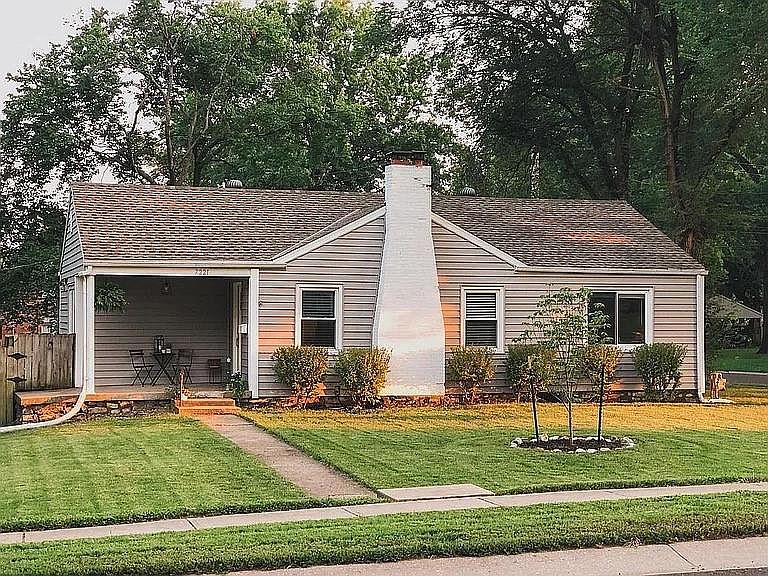 1st image of 7221 W 61st St