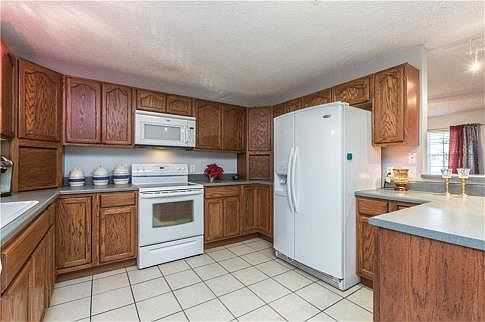 5th image of 1322 E Harold St