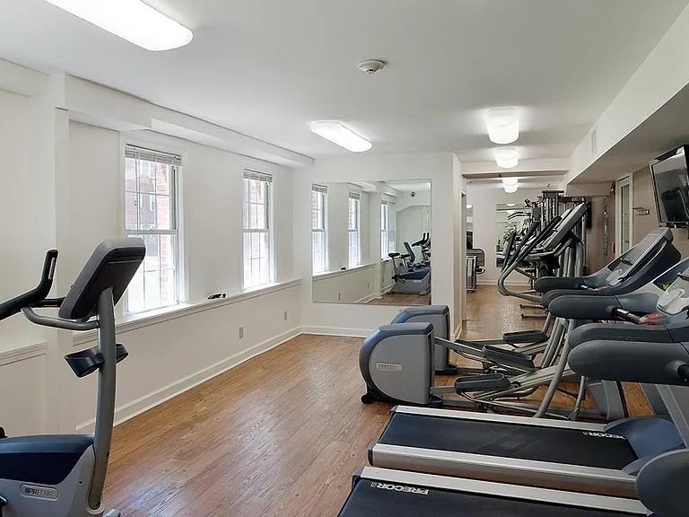 Park Crest Apartments — Photo 7