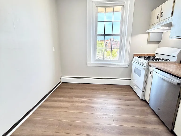 36 Derby Ave #9E — Photo 2