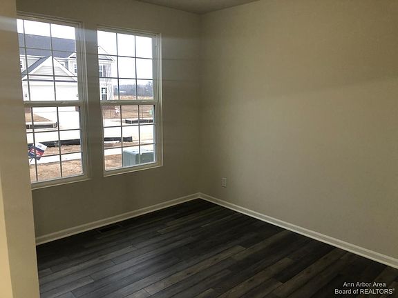 3rd image of 751 Harwood Cir