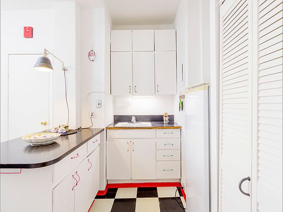 5th image of 625 E 6th St APT 5