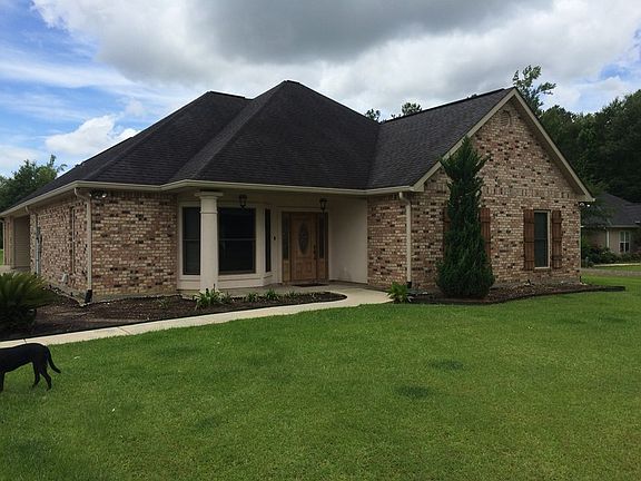 Sidewalk and View of Bay Window
						:
						Visitors will love the warm and inviting entrance.