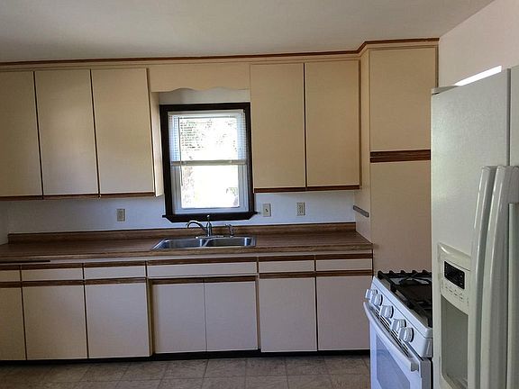 4th image of 728 Edgar Ave