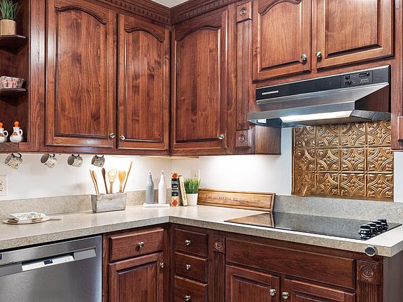 3rd image of 112 Bellevue Rd APT 48
