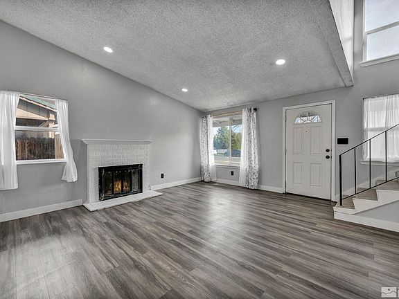 3rd image of 876 Glen Molly Dr