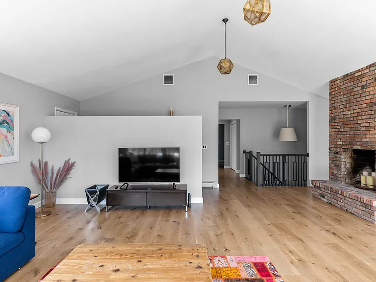 19 Dogwood St — Photo 8