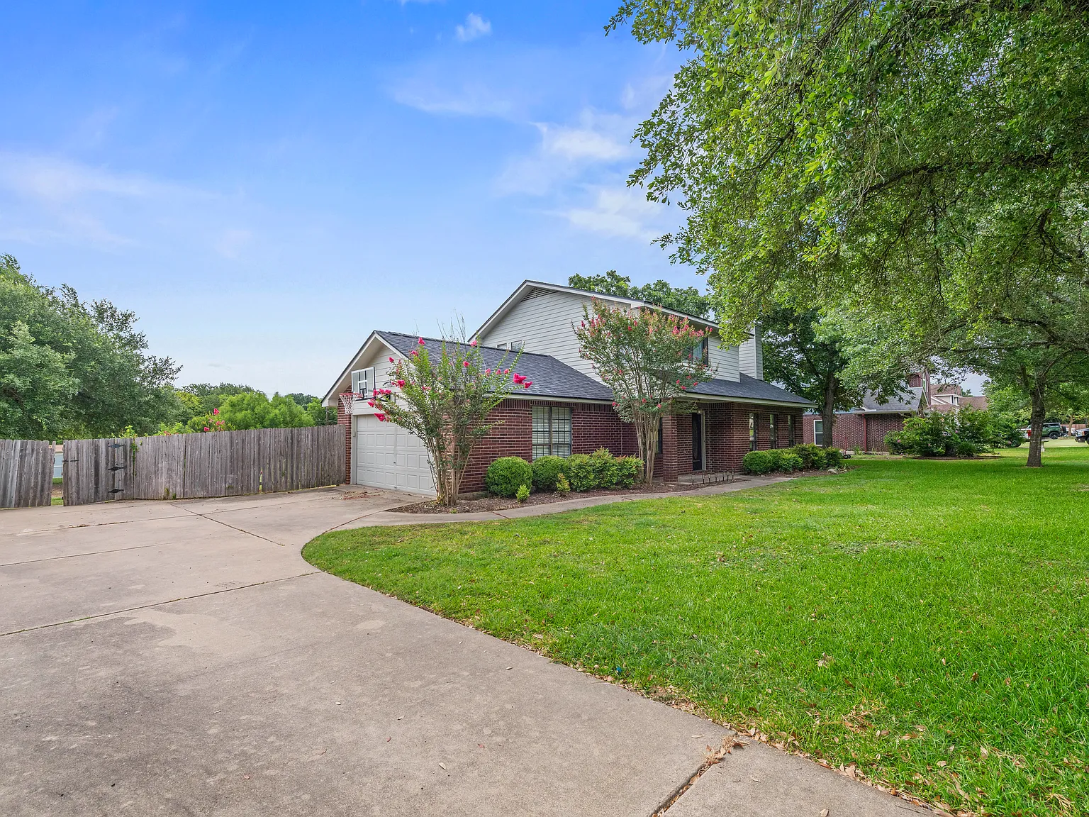 4 bed, 2.5 bath, 1747 sqft, $2,650 — Photo 3