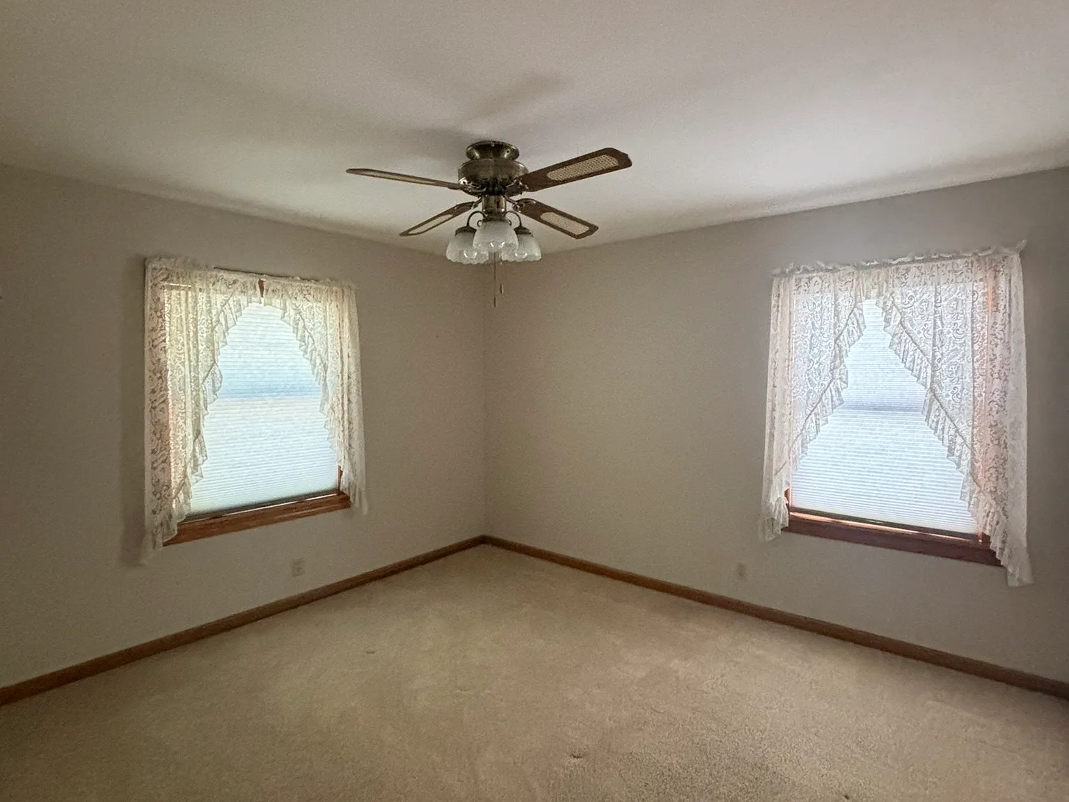 3 bed, 1090 sqft, $1,600 — Photo 4