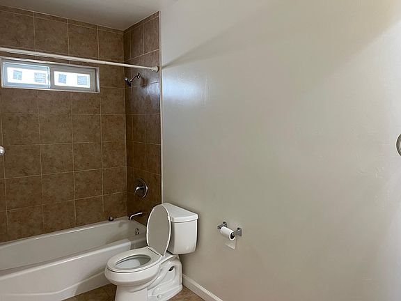 5th image of 2621 Grove St