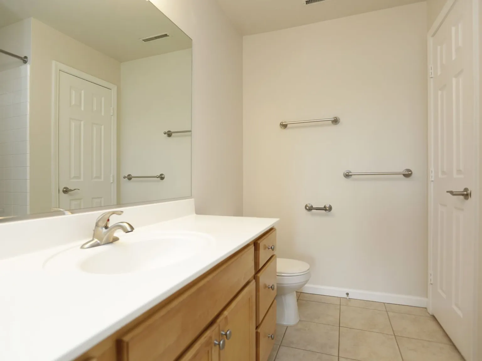 Embassy Place Apartments — Photo 4