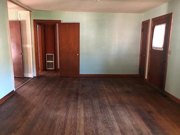 2nd image of 852 E Boswell St