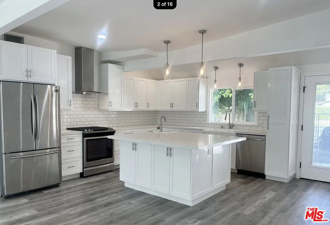 3 bed, 2.0 bath, 1326 sqft, $5,200 — Photo 2