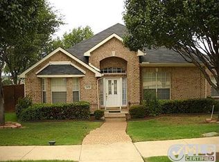 2401 Queens Ct, Carrollton, TX 75006