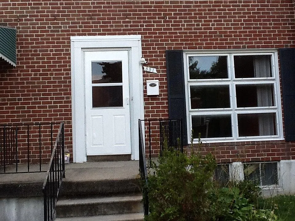 3 bed, 1200 sqft, $1,800 — Photo 2