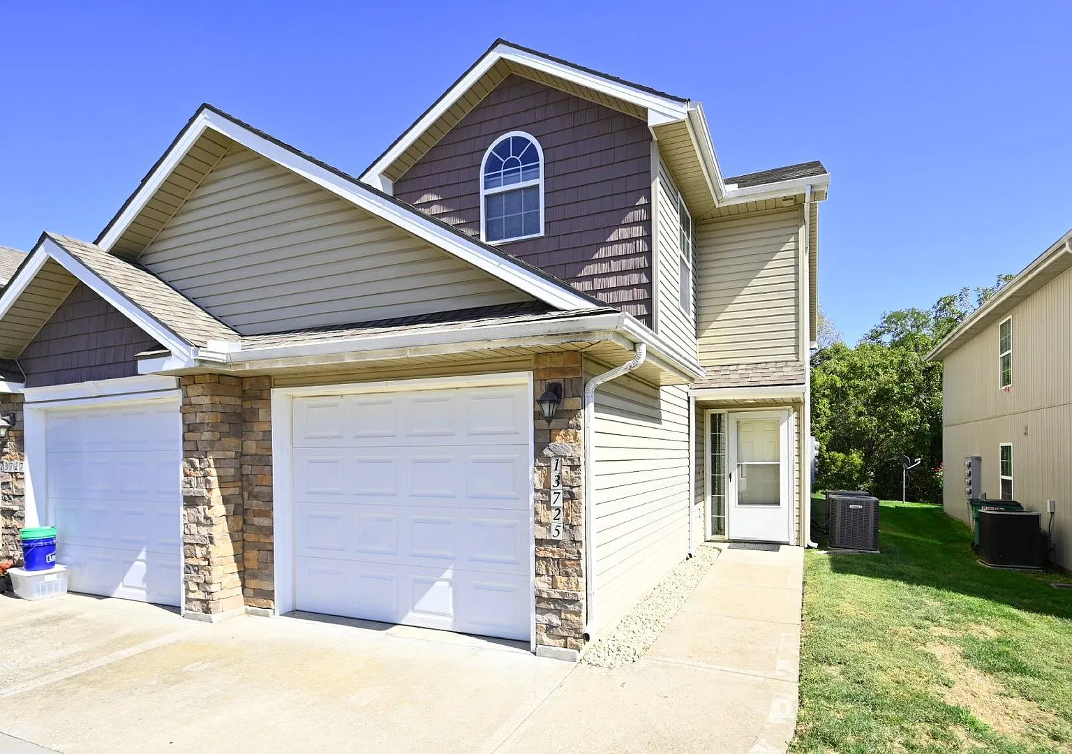 Nice 3 Bedroom, 2.5 Bath Townhouse with 1 car garage in Oak Valley Subdivision — Photo 1