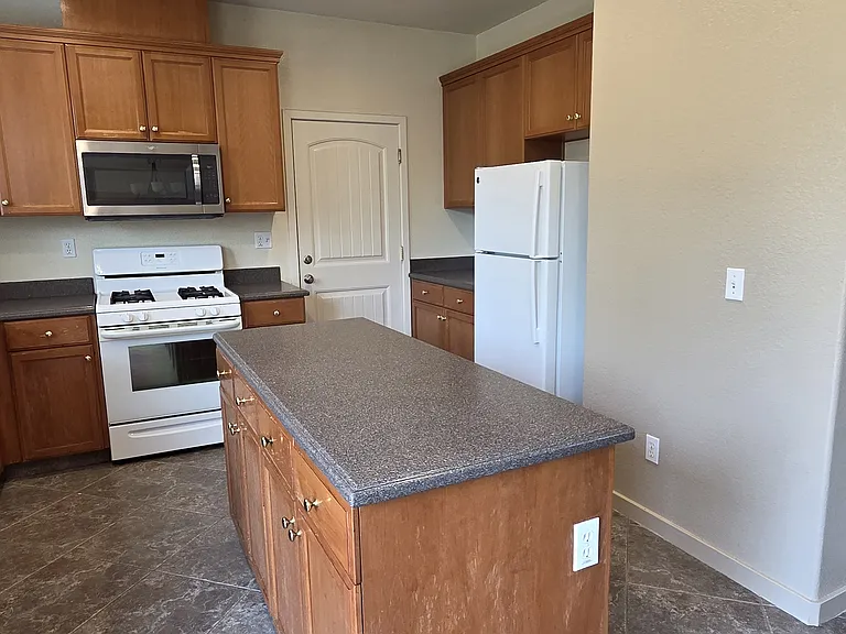 1350 Belmont Dr — Photo 10